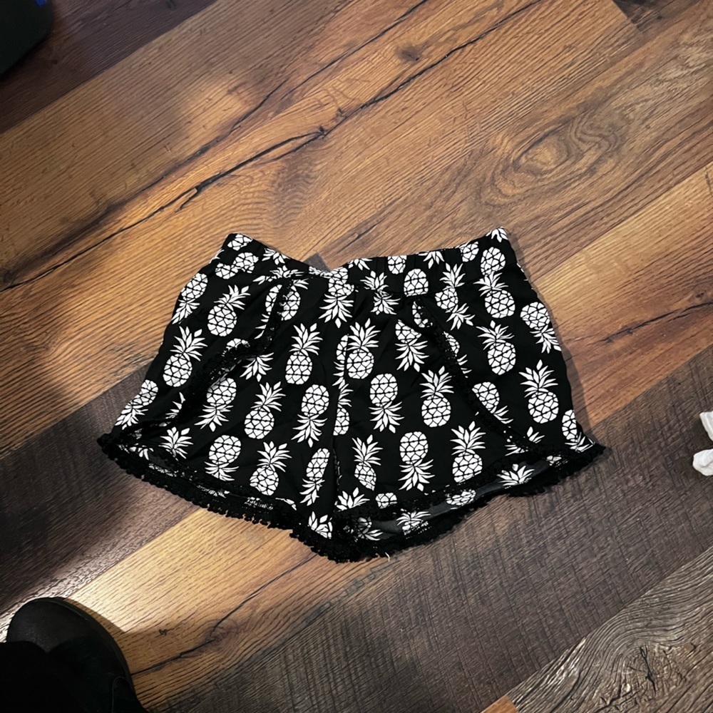 Shorts​​​ - Picture 3 of 4